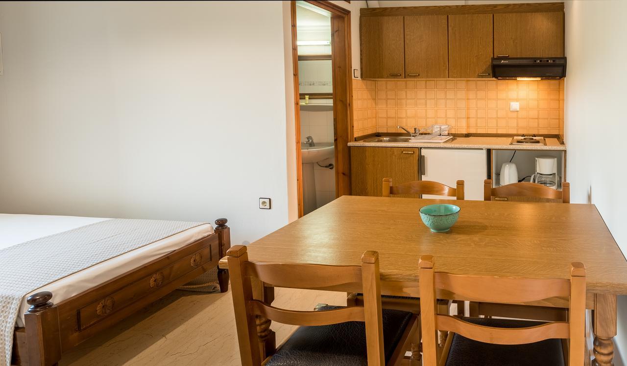 Merabello Apartments Agia Marina Екстериор снимка