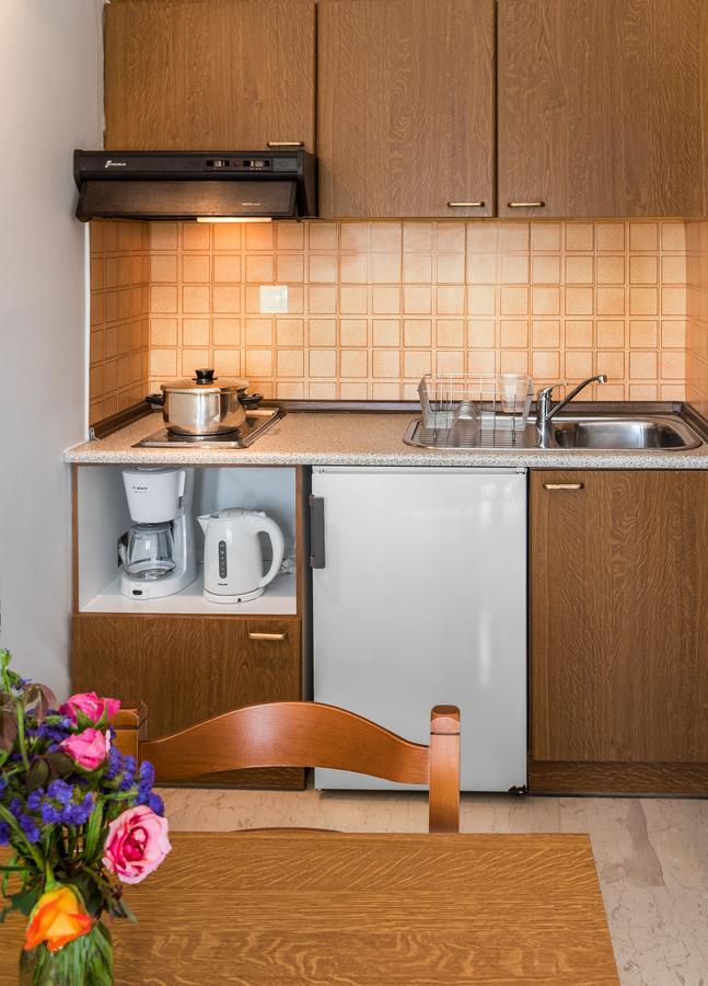 Merabello Apartments Agia Marina Екстериор снимка
